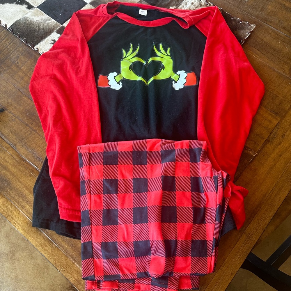 Grinch Christmas pajama set. NWOT. Women size M